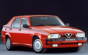 Bilmattor Alfa Romeo 75. 
